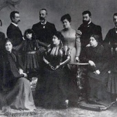 Foto di gruppo della famiglia Flores © A.A.G.N.S. - Tratta dal libro "I Flores d'Arcais: momenti di storia sarda"